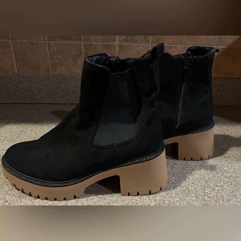 Universal Thread black faux suede chunky bootie side zip size 8